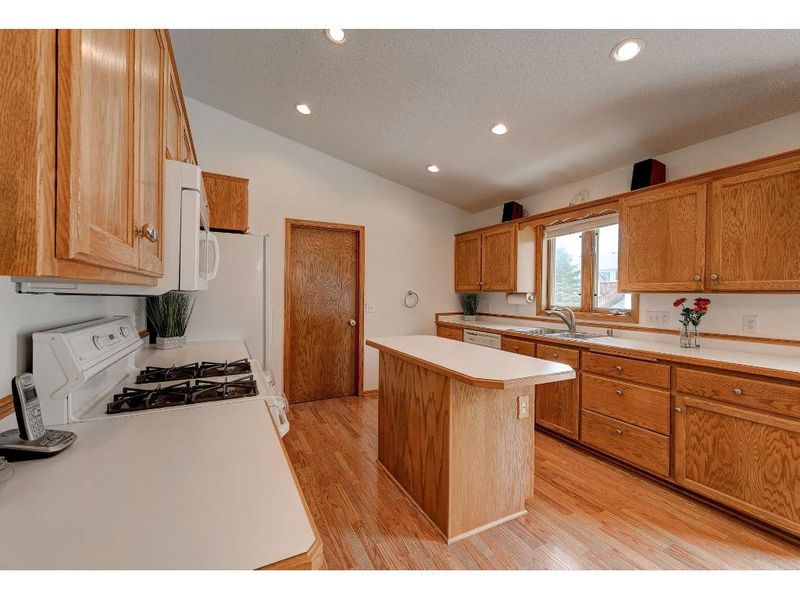 8875 Autumn Oaks Dr, Rockford, MN 55373
