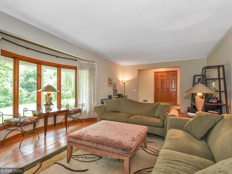 8132 Tierneys Woods Rd, Bloomington, MN 55438