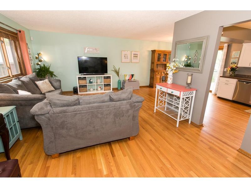 3231 Ridgewood Ave, Vadnais Heights, MN 55127