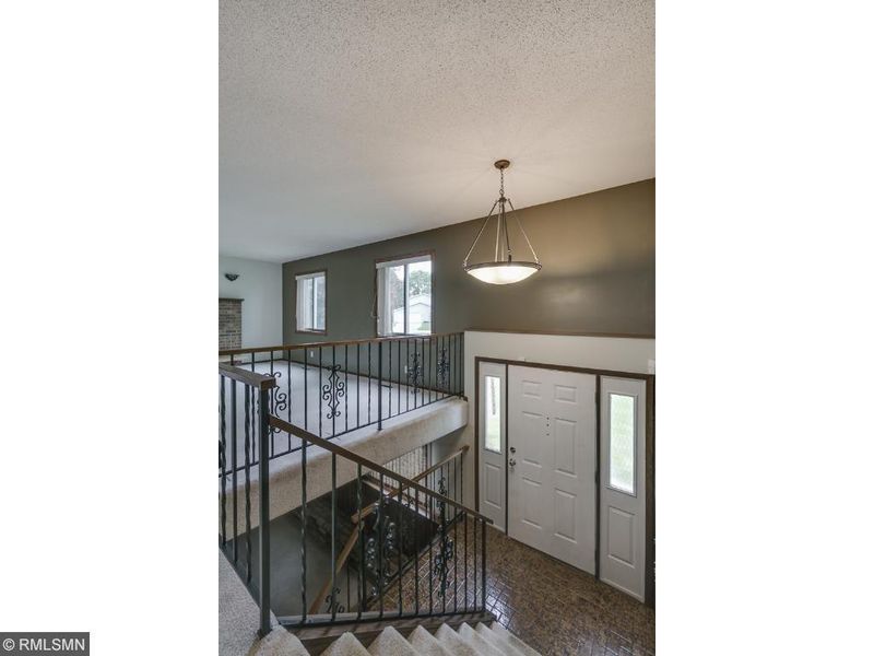 705 Pineview Ln N, Plymouth, MN 55441