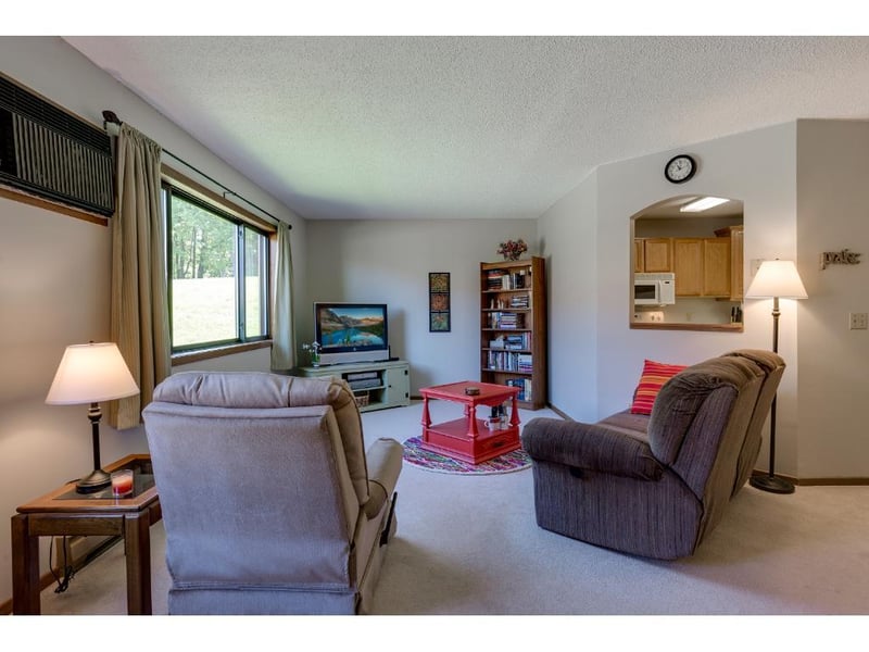 32 E 13th St, Waconia, MN 55387