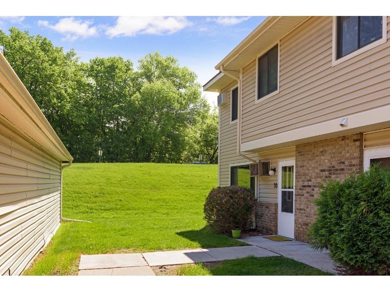 32 E 13th St, Waconia, MN 55387