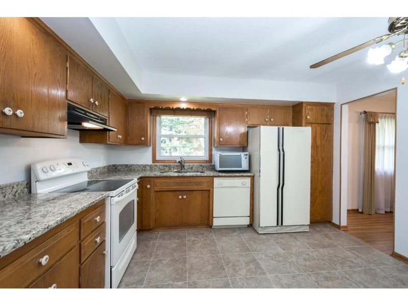 2141 Arcade St N St, Maplewood, MN 55109