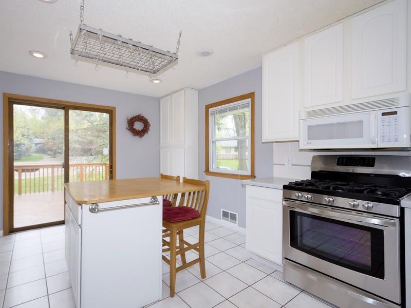 614 Oakland Dr, Burnsville, MN 55337