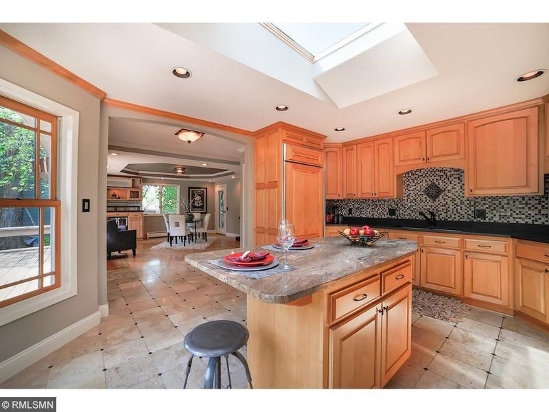 4527 N Oak Leaf Ct, North Oaks, MN 55127