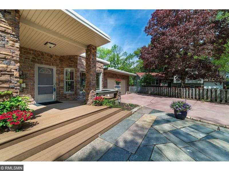 4527 N Oak Leaf Ct, North Oaks, MN 55127