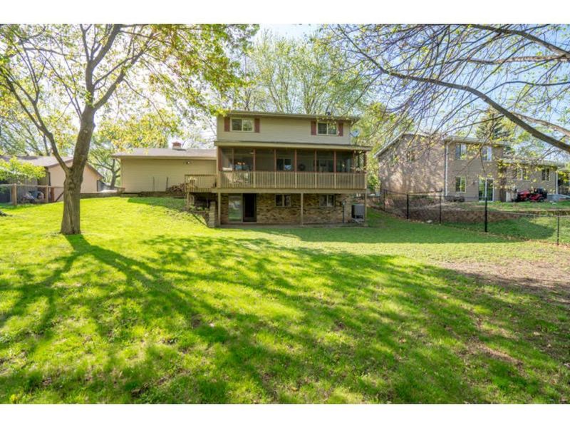 6802 Deerwood Ln N, Maple Grove, MN 55369