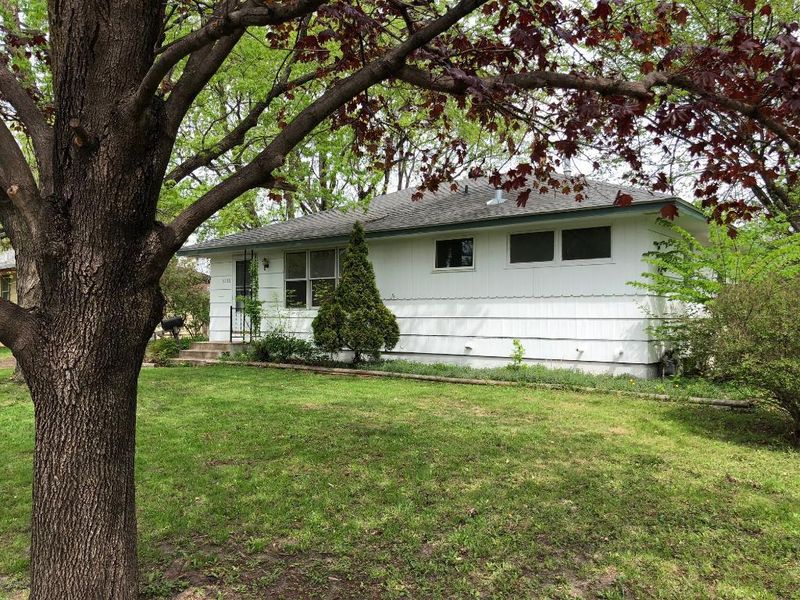 5130 Howe Ln, Brooklyn Center, MN 55429