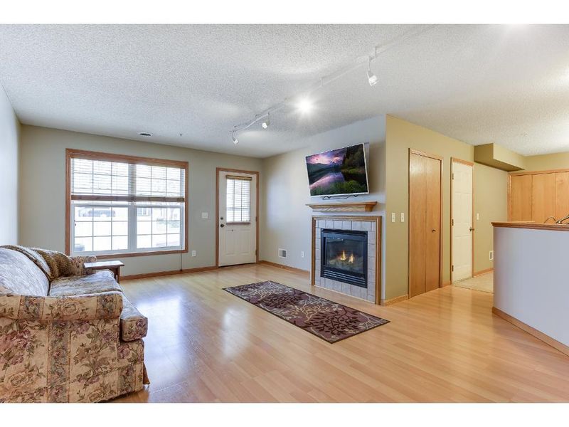 2823 Coach Pl, Chanhassen, MN 55317