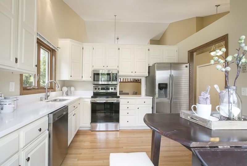 7921 Island Rd, Eden Prairie, MN 55347