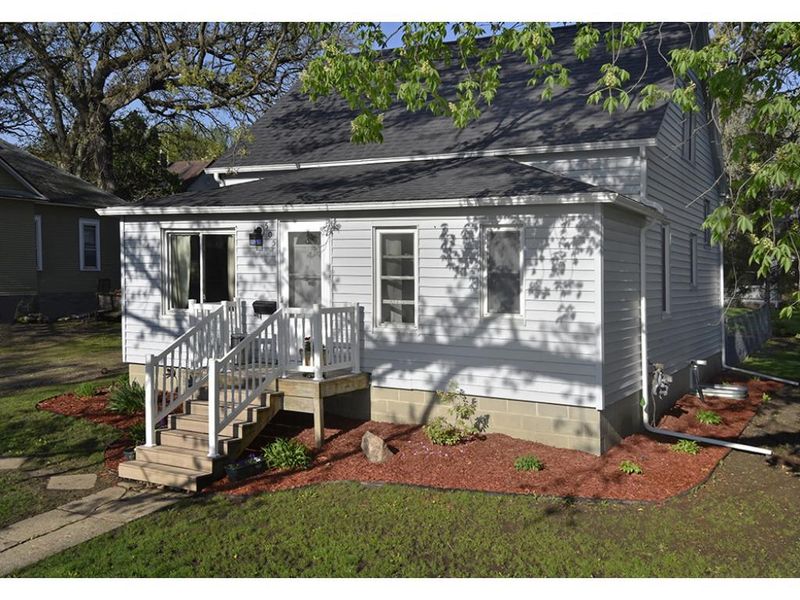 505 3rd St NE, Waseca, MN 56093