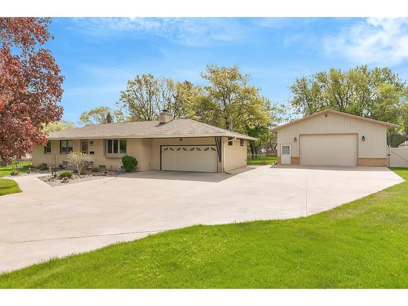830 Cummings Ln, Saint Cloud, MN 56301