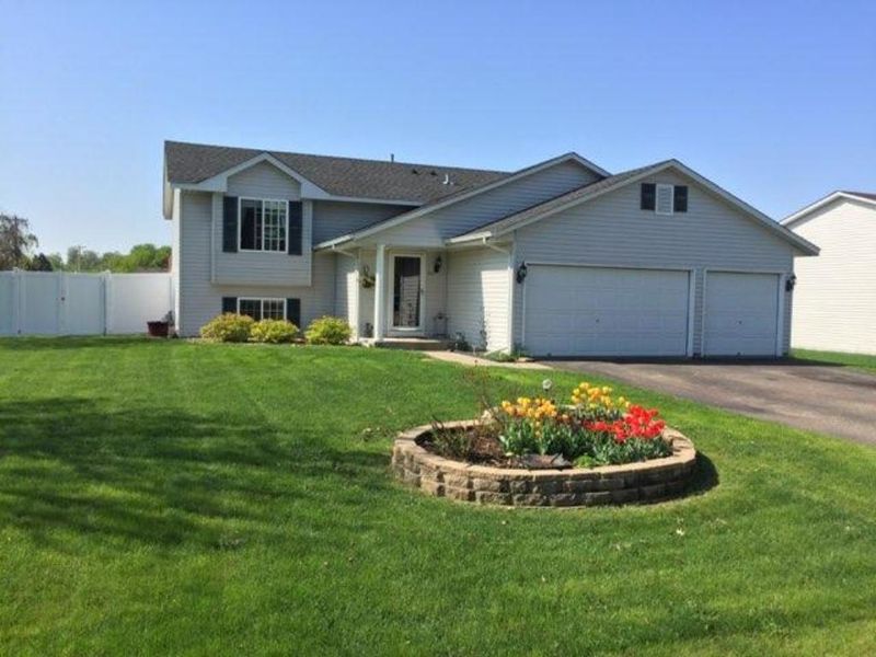 1033 Scott Ln, Belle Plaine, MN 56011