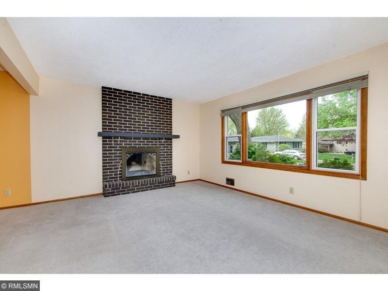 1999 Warbler Ln, Saint Paul, MN 55119