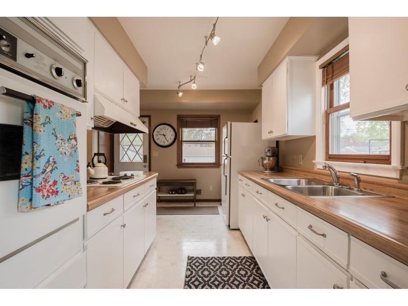 1652 Idaho Ave E, Saint Paul, MN 55106