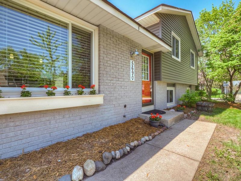 5690 139th Street Ct, Apple Valley, MN 55124
