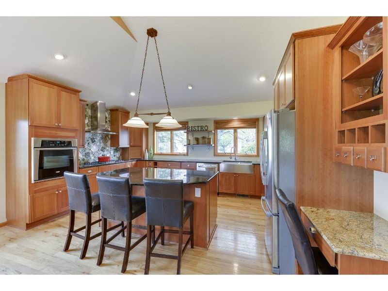 226 Shamrock Dr, Mahtomedi, MN 55115