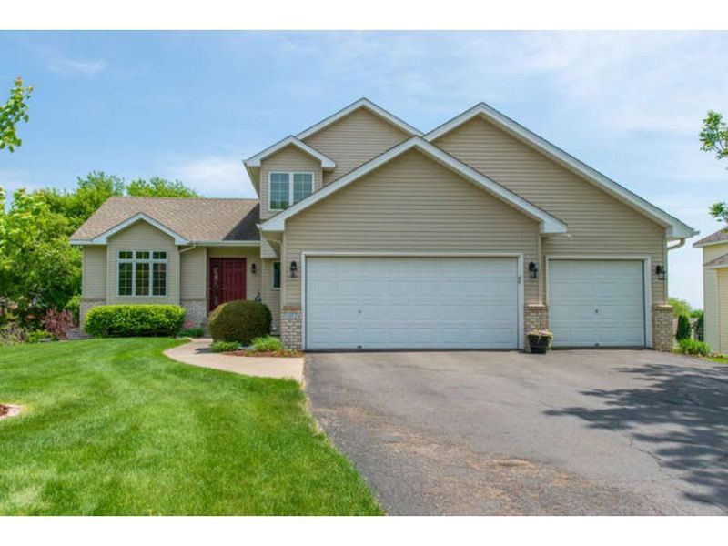 1102 Ridge Bluff Dr, Chaska, MN 55318