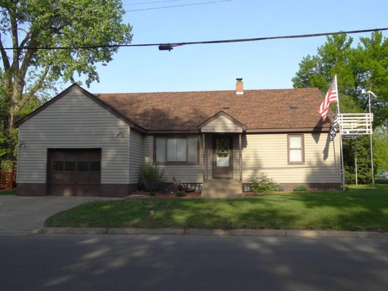407 3rd St NW, Forest Lake, MN 55025
