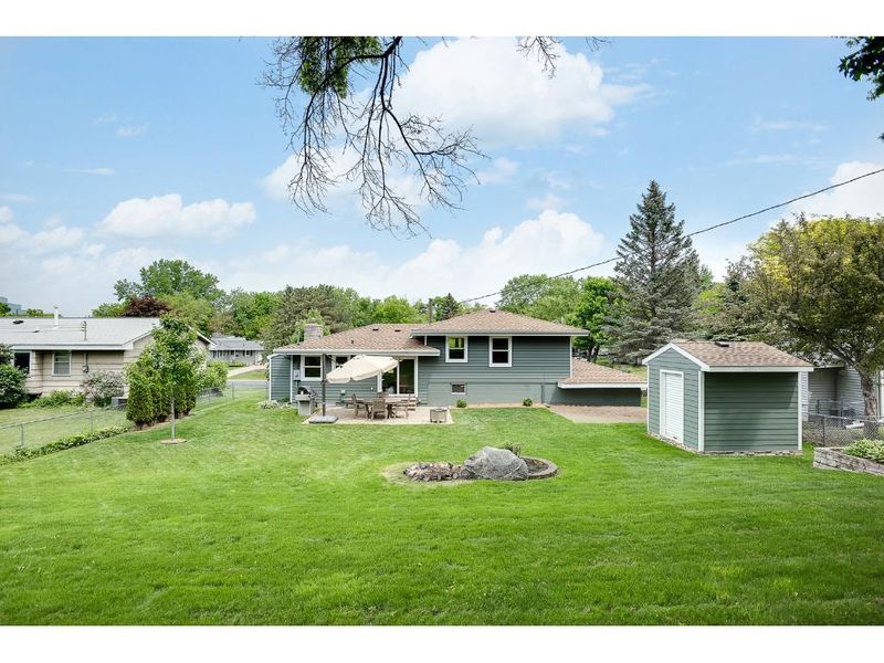 3201 W 85th St, Bloomington, MN 55431