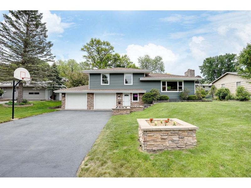 3201 W 85th St, Bloomington, MN 55431