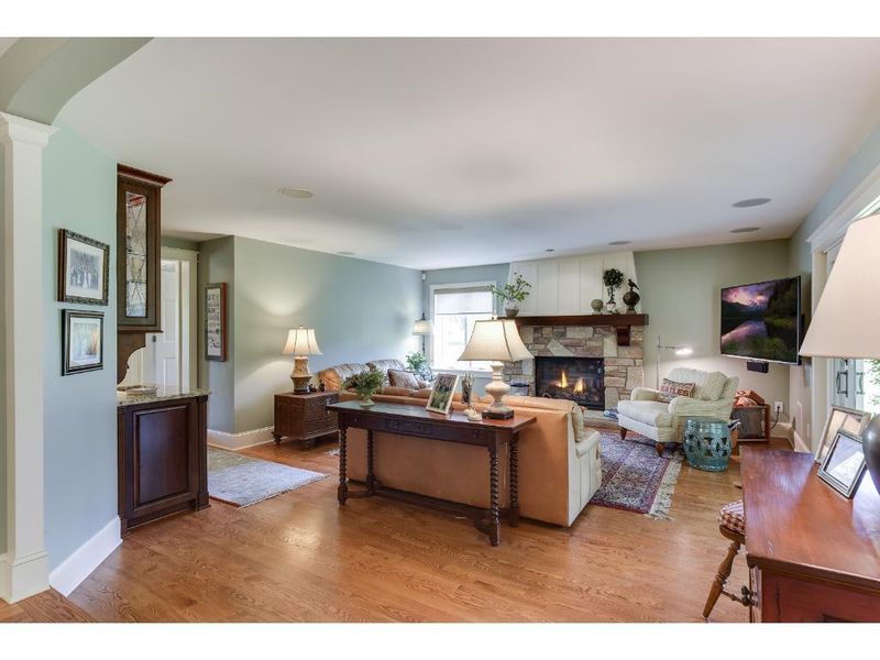140 Spur Cir, Wayzata, MN 55391