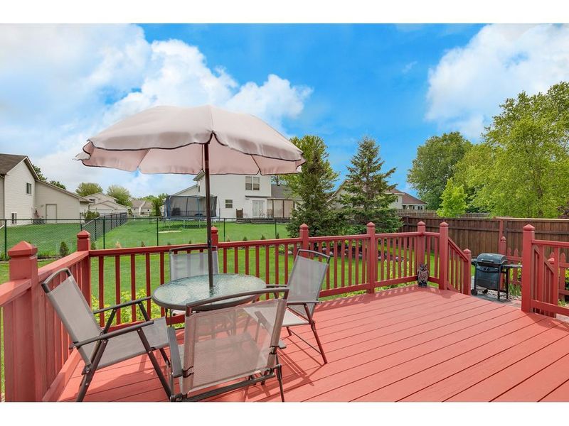 1061 Bonnieview Dr, Woodbury, MN 55129