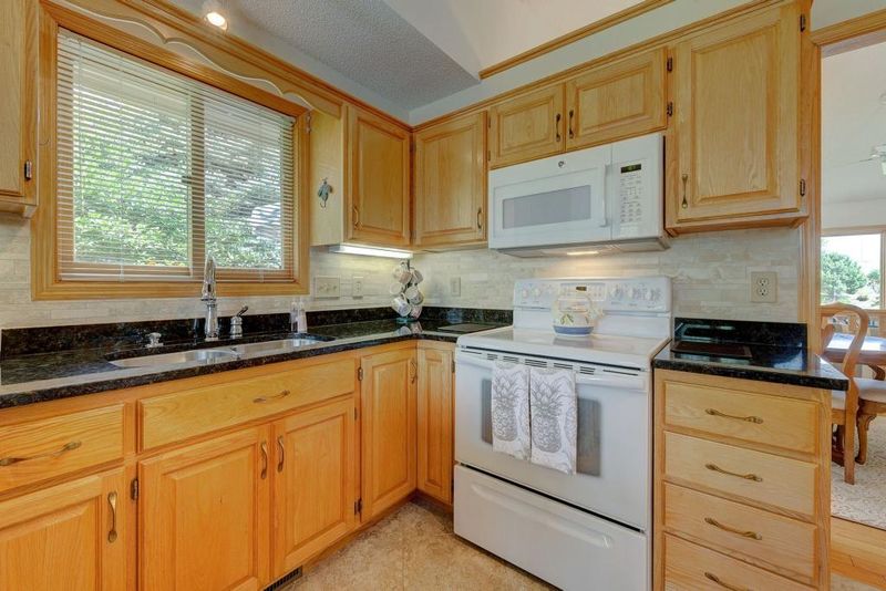 6577 Promontory Dr, Eden Prairie, MN 55346