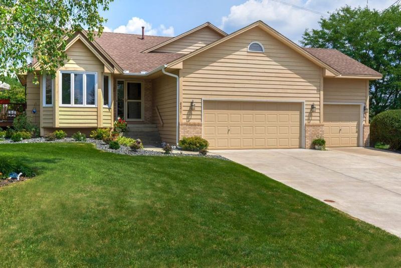 6577 Promontory Dr, Eden Prairie, MN 55346