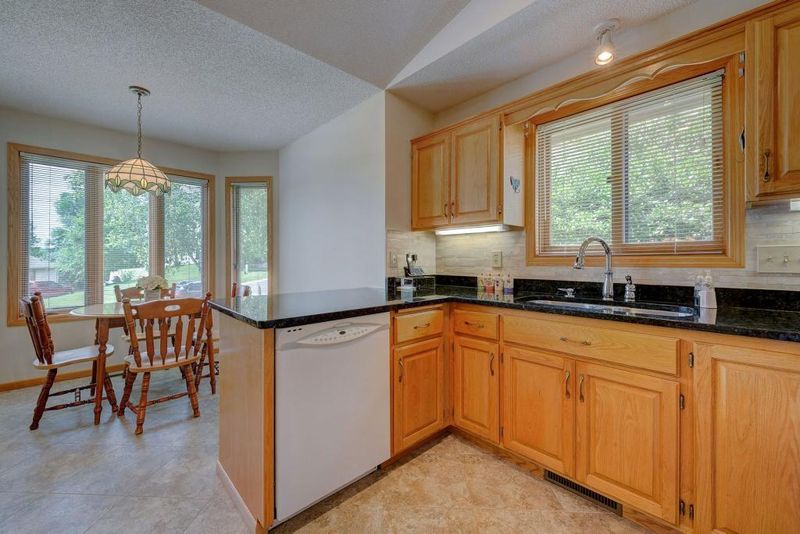 6577 Promontory Dr, Eden Prairie, MN 55346