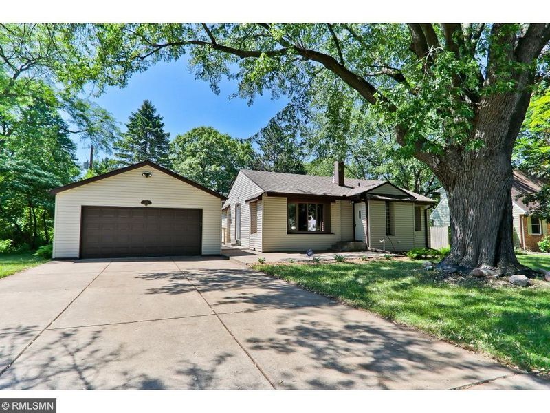 2614 Brookview Dr E, Maplewood, MN 55119