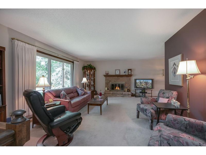 9645 Squire Ln, Eden Prairie, MN 55347