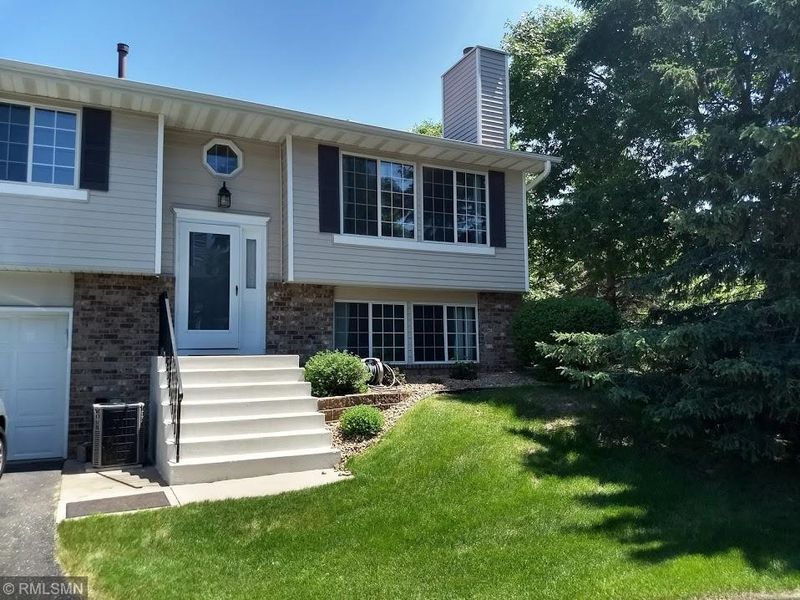 7680 12th St N, Oakdale, MN 55128