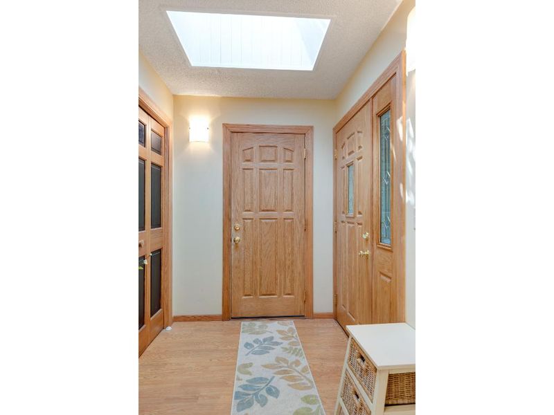 1055 Lois Dr, Roseville, MN 55126