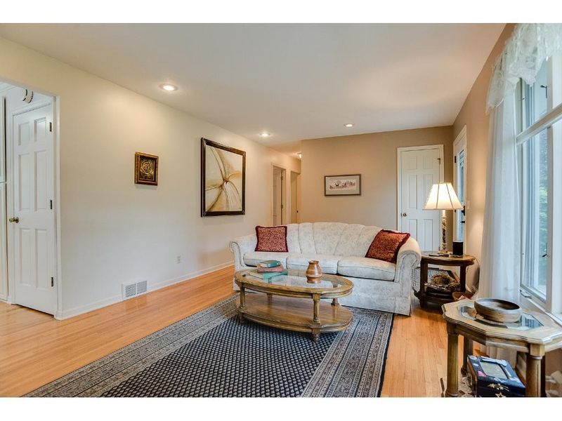 1630 Constance Dr E, Golden Valley, MN 55422