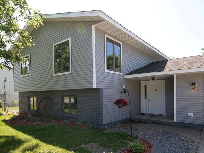 1604 W River St, Monticello, MN 55362