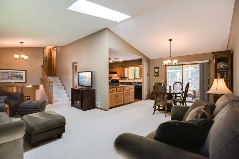 2300 Heath Ave N, Oakdale, MN 55128