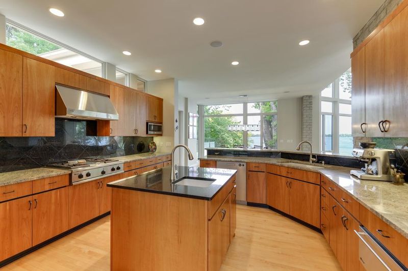 985 Oakridge Ave, Shoreview, MN 55126