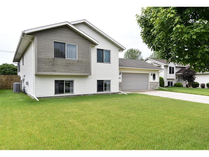 615 Willowbrook Dr NE, Owatonna, MN 55060