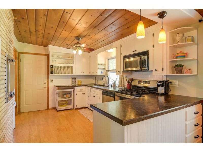 505 Woodland Dr, Burnsville, MN 55337