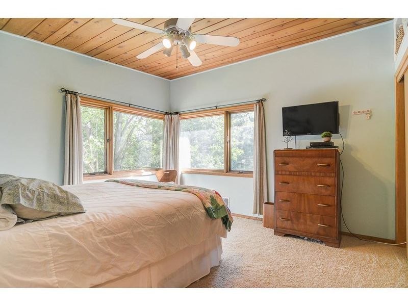 505 Woodland Dr, Burnsville, MN 55337