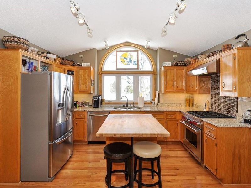 8389 Urbandale Ln N, Maple Grove, MN 55311