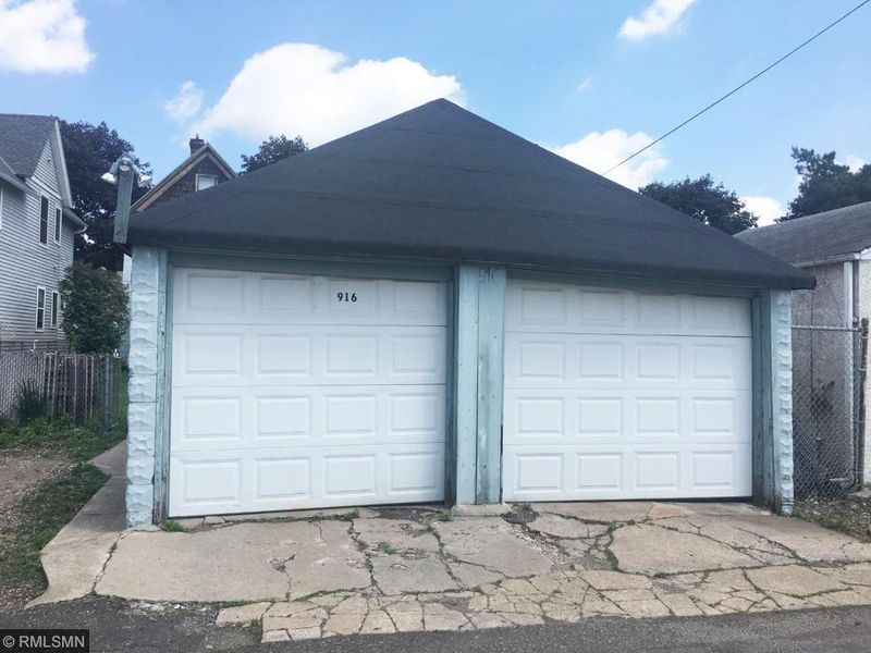 916 Lawson Ave E, Saint Paul, MN 55106