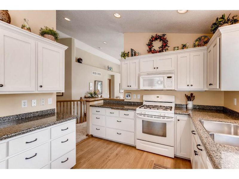 8915 Stonebrooke Trl, Woodbury, MN 55125
