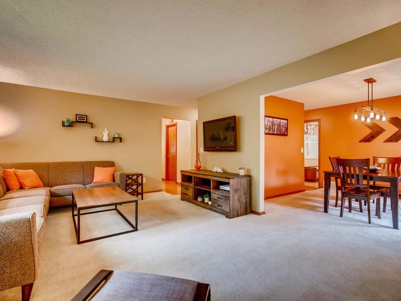 2800 W 101st St, Bloomington, MN 55431