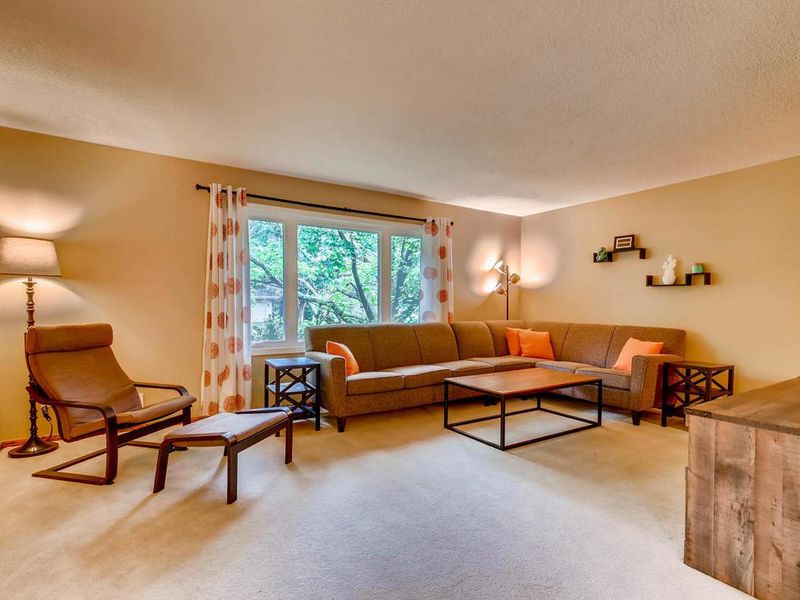 2800 W 101st St, Bloomington, MN 55431