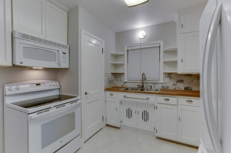 1750 Eustis St, Lauderdale, MN 55113