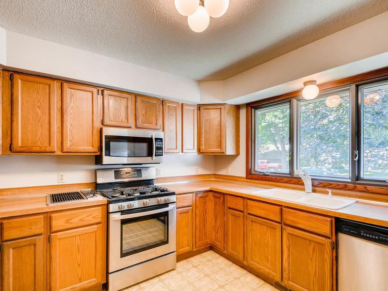 10336 Rhode Island Cir, Bloomington, MN 55438