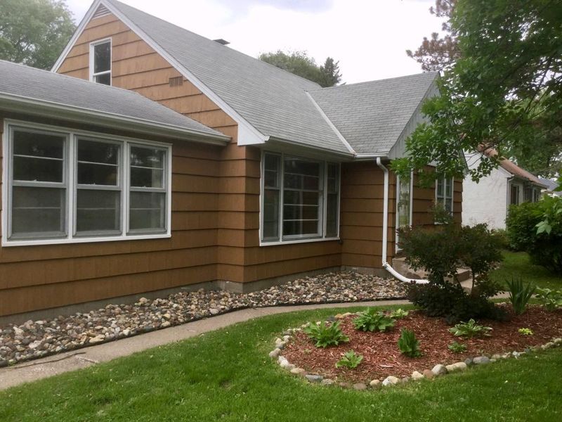 915 Lovell Ave W, Roseville, MN 55113