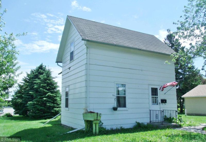 918 Baxter Ave N, Glencoe, MN 55336